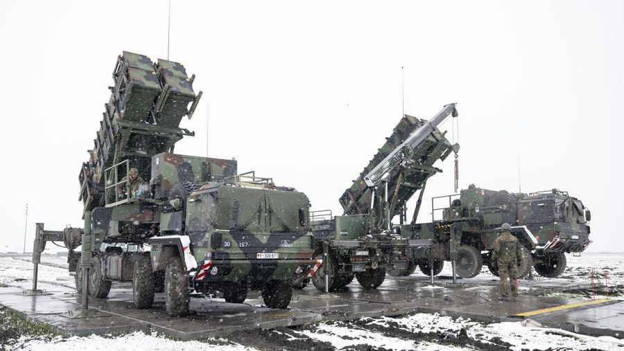 Jet Mikoyan MiG-31K Angkatan Udara Rusia yang membawa rudal balistik berkemampuan nuklir Kh-47M2 Kinzhal terbang di atas Lapangan Merah selama latihan untuk parade militer Hari Kemenangan di Moskow, Rusia, pada 7 Mei 2021. Saat Rusia membombardir Ukraina ini Minggu lalu, pengamat militer bertanya-tanya tentang berapa banyak dan jenis rudal apa yang masih dimiliki Rusia di gudang senjatanya. Dengan kata lain, berapa lama Kremlin bisa menahan serangan itu? (File foto - AP Photo)