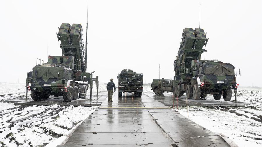 Jet Mikoyan MiG-31K Angkatan Udara Rusia yang membawa rudal balistik berkemampuan nuklir Kh-47M2 Kinzhal terbang di atas Lapangan Merah selama latihan untuk parade militer Hari Kemenangan di Moskow, Rusia, pada 7 Mei 2021. Saat Rusia membombardir Ukraina ini Minggu lalu, pengamat militer bertanya-tanya tentang berapa banyak dan jenis rudal apa yang masih dimiliki Rusia di gudang senjatanya. Dengan kata lain, berapa lama Kremlin bisa menahan serangan itu? (File foto - AP Photo)