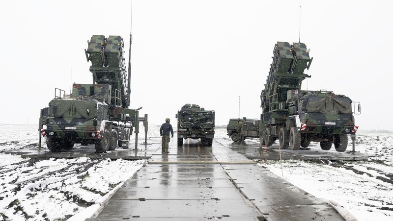 Jet Mikoyan MiG-31K Angkatan Udara Rusia yang membawa rudal balistik berkemampuan nuklir Kh-47M2 Kinzhal terbang di atas Lapangan Merah selama latihan untuk parade militer Hari Kemenangan di Moskow, Rusia, pada 7 Mei 2021. Saat Rusia membombardir Ukraina ini Minggu lalu, pengamat militer bertanya-tanya tentang berapa banyak dan jenis rudal apa yang masih dimiliki Rusia di gudang senjatanya. Dengan kata lain, berapa lama Kremlin bisa menahan serangan itu? (File foto - AP Photo)