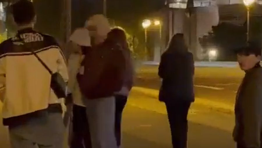 Viral sebuah video merekam Jennie Blackpink kencan dengan Kim Taehyung atau V BTS. (Tangkapan Layar Twitter @happy_nabby)