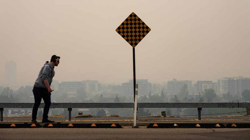 Buildings shrouded in smoke from wildfires in Calgary, Alberta, Canada, on Wednesday, May 17, 2023. Scenes in Calgary were reminiscent of Seattle last summer and San Francisco in 2020 as wind currents blew smothering wildfire smoke into those population centers, compromising air quality. Photographer: Todd Korol/Bloomberg via Getty Images