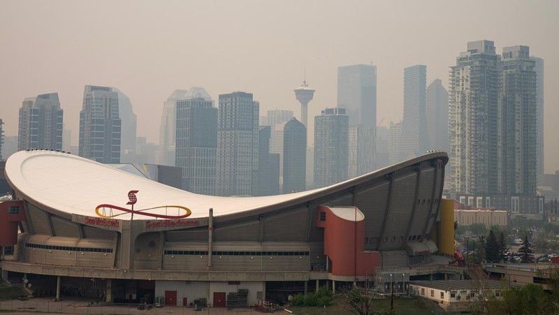 Buildings shrouded in smoke from wildfires in Calgary, Alberta, Canada, on Wednesday, May 17, 2023. Scenes in Calgary were reminiscent of Seattle last summer and San Francisco in 2020 as wind currents blew smothering wildfire smoke into those population centers, compromising air quality. Photographer: Todd Korol/Bloomberg via Getty Images