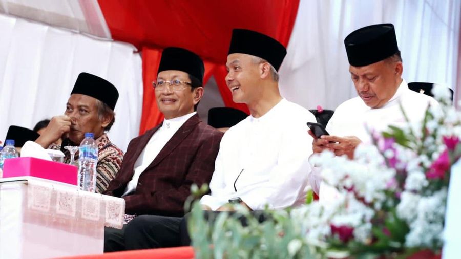 Imam Besar Masjid Istiqlal Nasaruddin Umar (kedua dari kiri) dan Gubernur Jawa Tengah Ganjar Pranowo (kedua dari kanan). (Dok. PDIP)