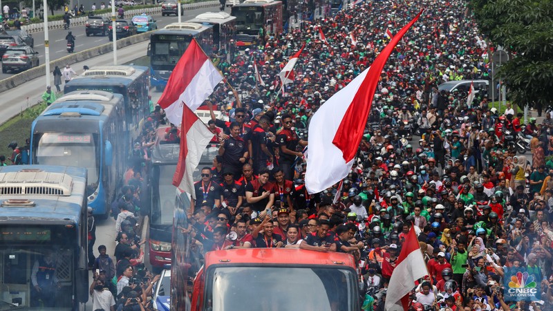 Kirab atau arak-arakan para pemain tim nasional (Timnas) sepak bola Indonesia U-22 digelar di Jalan Sudirman-Thamrin, Jakarta, Jumat (19/5/2023). (CNBC Indonesia/Faisal Rahman)
