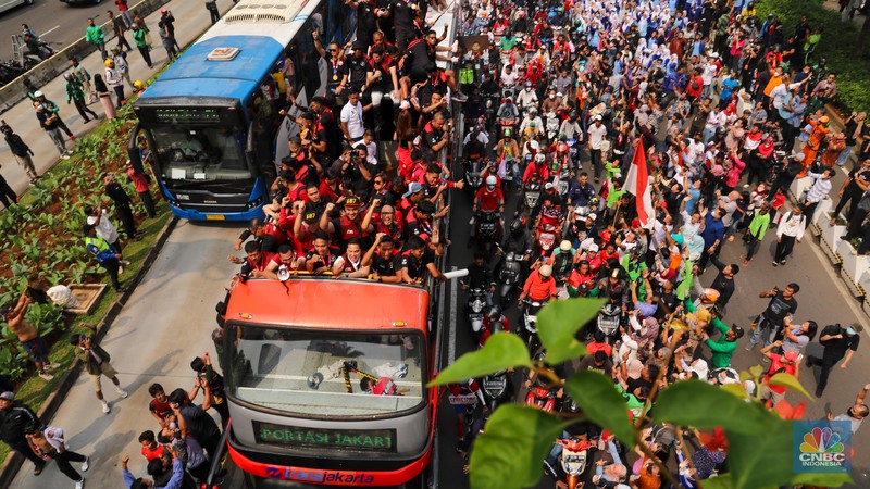 Kirab atau arak-arakan para pemain tim nasional (Timnas) sepak bola Indonesia U-22 digelar di Jalan Sudirman-Thamrin, Jakarta, Jumat (19/5/2023). (CNBC Indonesia/Faisal Rahman)