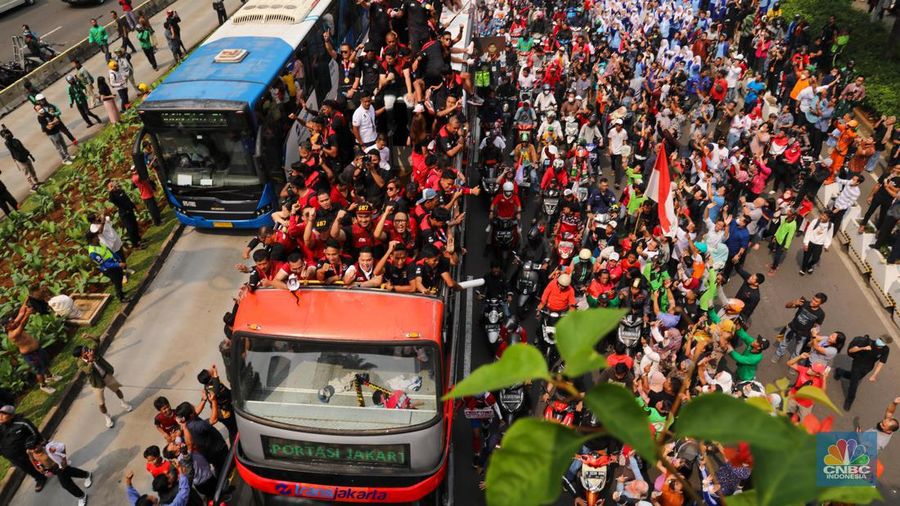 Kirab atau arak-arakan para pemain tim nasional (Timnas) sepak bola Indonesia U-22 digelar di Jalan Sudirman-Thamrin, Jakarta, Jumat (19/5/2023). (CNBC Indonesia/Faisal Rahman)