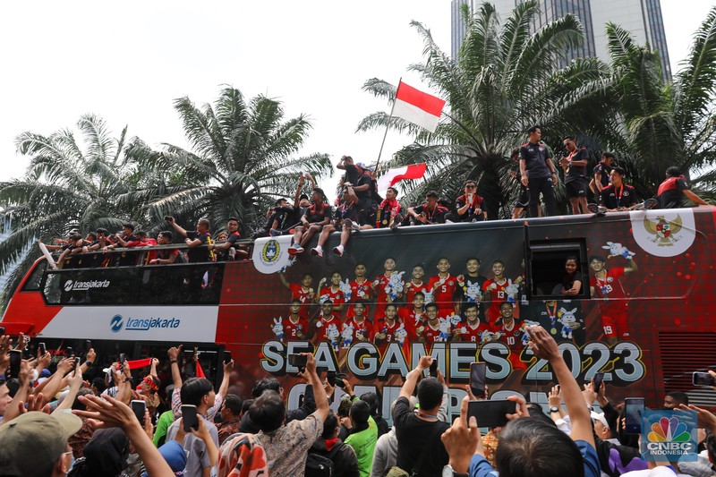 Kirab atau arak-arakan para pemain tim nasional (Timnas) sepak bola Indonesia U-22 digelar di Jalan Sudirman-Thamrin, Jakarta, Jumat (19/5/2023). (CNBC Indonesia/Faisal Rahman) Kirab atau arak-arakan para pemain tim nasional (Timnas) sepak bola Indonesia U-22 digelar di Jalan Sudirman-Thamrin, Jakarta, Jumat (19/5/2023). (CNBC Indonesia/Faisal Rahman)