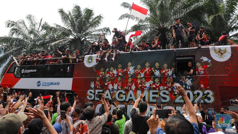 Kirab atau arak-arakan para pemain tim nasional (Timnas) sepak bola Indonesia U-22 digelar di Jalan Sudirman-Thamrin, Jakarta, Jumat (19/5/2023). (CNBC Indonesia/Faisal Rahman)