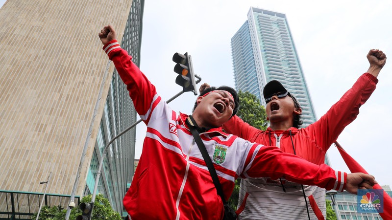 Kirab atau arak-arakan para pemain tim nasional (Timnas) sepak bola Indonesia U-22 digelar di Jalan Sudirman-Thamrin, Jakarta, Jumat (19/5/2023). (CNBC Indonesia/Faisal Rahman)
