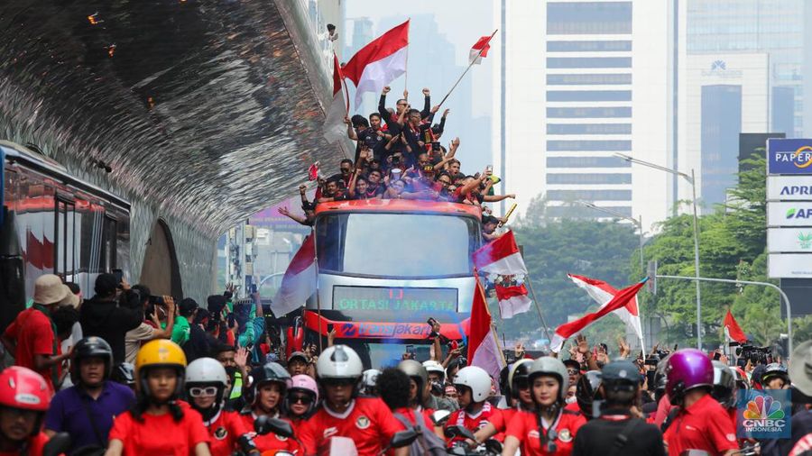 Kirab atau arak-arakan para pemain tim nasional (Timnas) sepak bola Indonesia U-22 digelar di Jalan Sudirman-Thamrin, Jakarta, Jumat (19/5/2023). (CNBC Indonesia/Faisal Rahman)