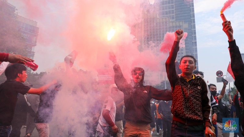 Kirab atau arak-arakan para pemain tim nasional (Timnas) sepak bola Indonesia U-22 digelar di Jalan Sudirman-Thamrin, Jakarta, Jumat (19/5/2023). (CNBC Indonesia/Faisal Rahman)