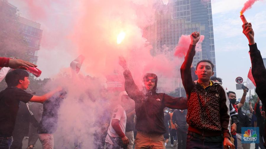 Kirab atau arak-arakan para pemain tim nasional (Timnas) sepak bola Indonesia U-22 digelar di Jalan Sudirman-Thamrin, Jakarta, Jumat (19/5/2023). (CNBC Indonesia/Faisal Rahman)