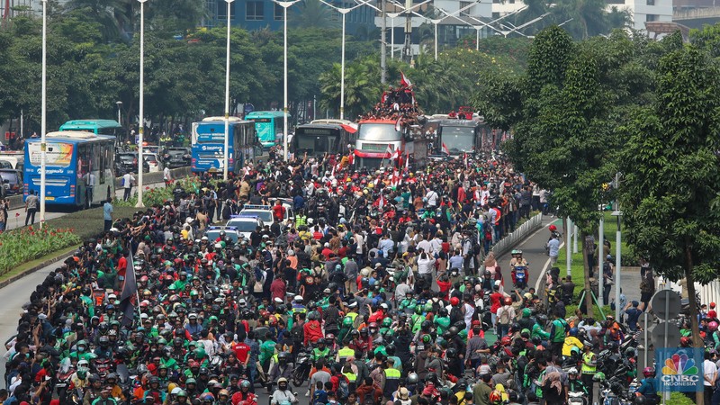 Kirab atau arak-arakan para pemain tim nasional (Timnas) sepak bola Indonesia U-22 digelar di Jalan Sudirman-Thamrin, Jakarta, Jumat (19/5/2023). (CNBC Indonesia/Faisal Rahman)