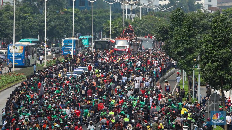 Kirab atau arak-arakan para pemain tim nasional (Timnas) sepak bola Indonesia U-22 digelar di Jalan Sudirman-Thamrin, Jakarta, Jumat (19/5/2023). (CNBC Indonesia/Faisal Rahman)