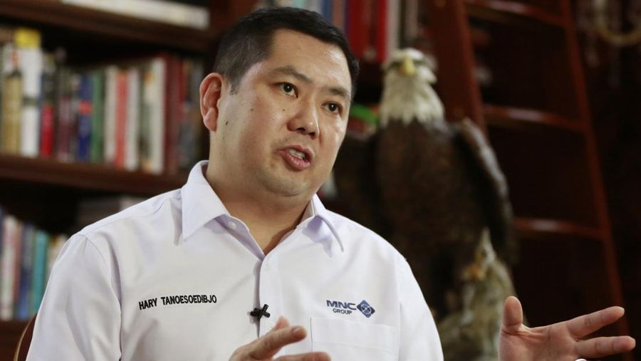 Presiden dan CEO Grup Media Nusantara Citra (MNC) Hary Tanoesoedibjo saat wawancara dengan The Associated Press di Jakarta, Indonesia. Miliarder Hary Tanoesoedibjo mendirikan partai politiknya sendiri dan berambisi untuk mencalonkan diri sebagai presiden Indonesia pada tahun 2019, tetapi sekarang mengatakan dia akan mendukung Presiden Joko Widodo saat ini. Perusahaannya sedang membangun dua resor di Indonesia - satu di Bali dan satu lagi di Jawa Barat - yang melibatkan bisnis Trump melalui kesepakatan manajemen dan lisensi. (File Foto - AP Photo/Achmad Ibrahim, File)