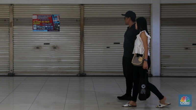 Suasana sepi deretan pertokoan di Pusat Perbelanjaan Pasar Baru Square, Jakarta, Jumat (19/5/2023). (CNBC Indonesia/Faisal Rahman)
