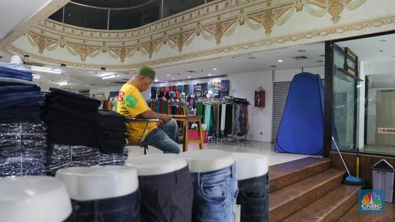 Suasana sepi deretan pertokoan di Pusat Perbelanjaan Pasar Baru Square, Jakarta, Jumat (19/5/2023). (CNBC Indonesia/Faisal Rahman)