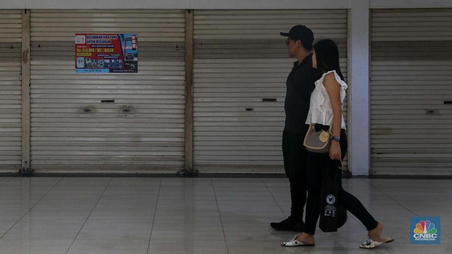 Suasana sepi deretan pertokoan di Pusat Perbelanjaan Pasar Baru Square, Jakarta, Jumat (19/5/2023). (CNBC Indonesia/Faisal Rahman)