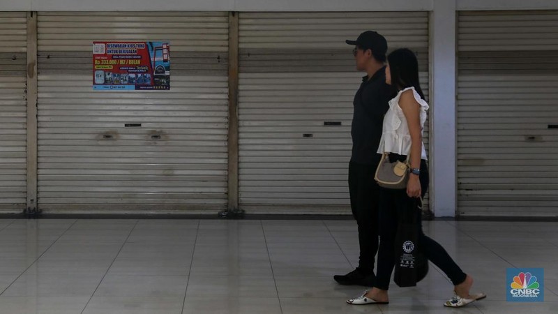 Suasana sepi deretan pertokoan di Pusat Perbelanjaan Pasar Baru Square, Jakarta, Jumat (19/5/2023). (CNBC Indonesia/Faisal Rahman)