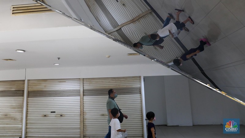 Suasana sepi deretan pertokoan di Pusat Perbelanjaan Pasar Baru Square, Jakarta, Jumat (19/5/2023). (CNBC Indonesia/Faisal Rahman)