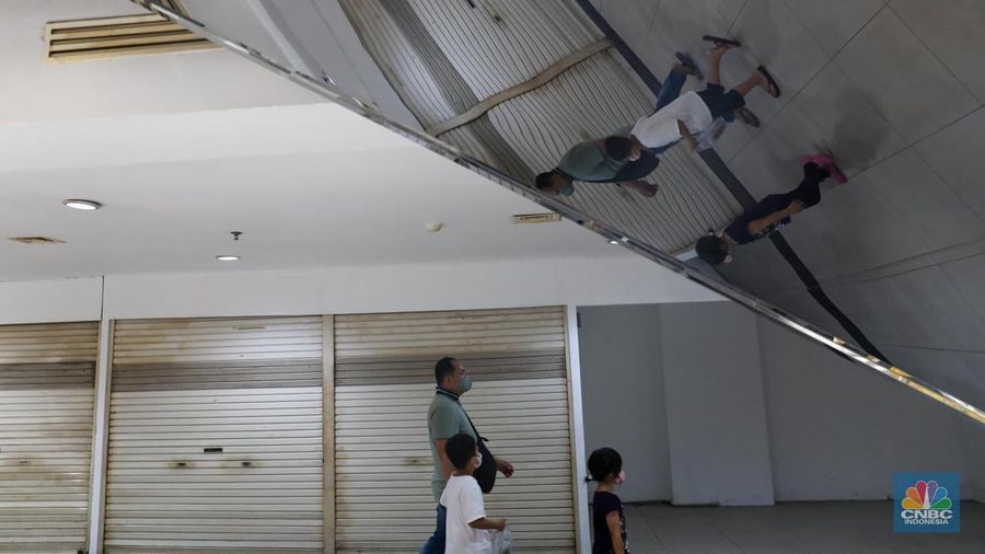 Suasana sepi deretan pertokoan di Pusat Perbelanjaan Pasar Baru Square, Jakarta, Jumat (19/5/2023). (CNBC Indonesia/Faisal Rahman)