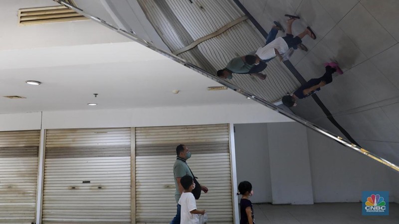Suasana sepi deretan pertokoan di Pusat Perbelanjaan Pasar Baru Square, Jakarta, Jumat (19/5/2023). (CNBC Indonesia/Faisal Rahman)