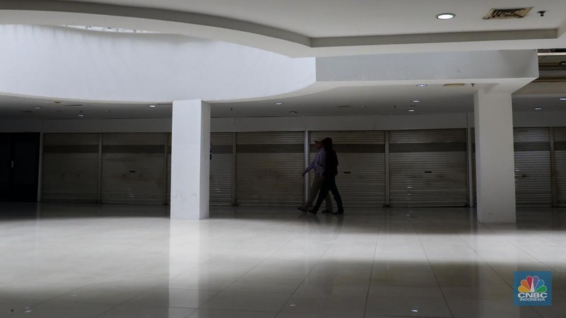 Suasana sepi deretan pertokoan di Pusat Perbelanjaan Pasar Baru Square, Jakarta, Jumat (19/5/2023). (CNBC Indonesia/Faisal Rahman)