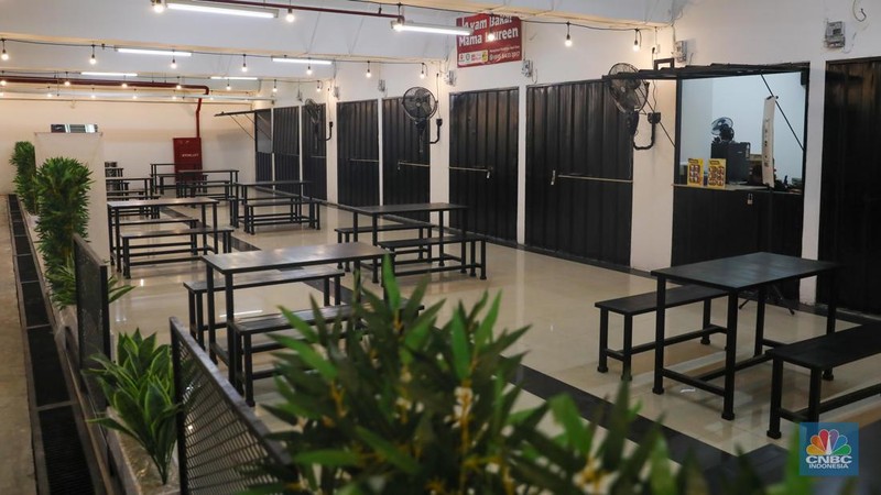 Suasana sepi deretan pertokoan di Pusat Perbelanjaan Pasar Baru Square, Jakarta, Jumat (19/5/2023). (CNBC Indonesia/Faisal Rahman)