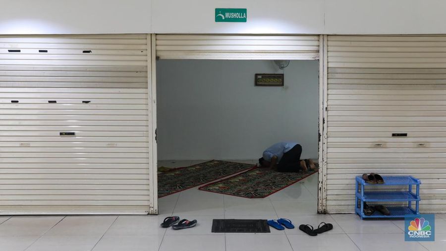Suasana sepi deretan pertokoan di Pusat Perbelanjaan Pasar Baru Square, Jakarta, Jumat (19/5/2023). (CNBC Indonesia/Faisal Rahman)