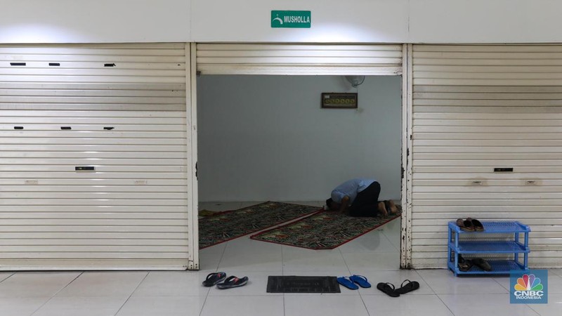 Suasana sepi deretan pertokoan di Pusat Perbelanjaan Pasar Baru Square, Jakarta, Jumat (19/5/2023). (CNBC Indonesia/Faisal Rahman)