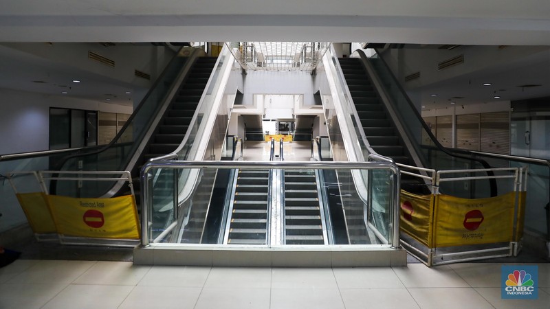 Suasana sepi deretan pertokoan di Pusat Perbelanjaan Pasar Baru Square, Jakarta, Jumat (19/5/2023). Suasana sepi deretan pertokoan di Pusat Perbelanjaan Pasar Baru Square, Jakarta, Jumat (19/5/2023). (CNBC Indonesia/Faisal Rahman)