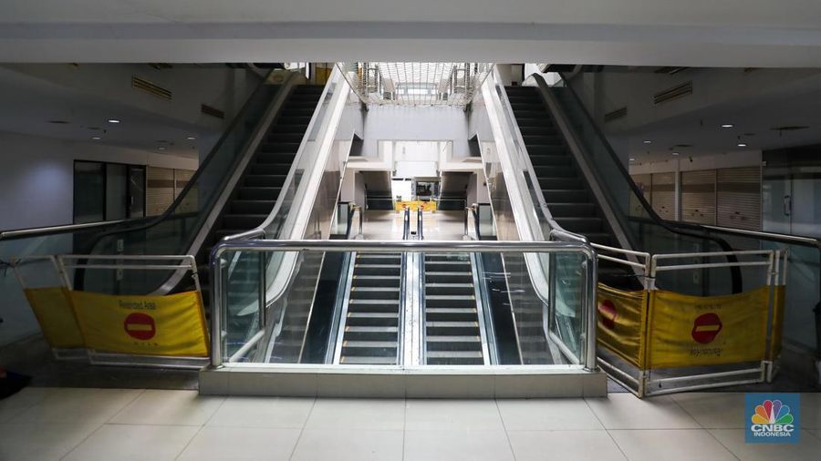Suasana sepi deretan pertokoan di Pusat Perbelanjaan Pasar Baru Square, Jakarta, Jumat (19/5/2023). (CNBC Indonesia/Faisal Rahman)
