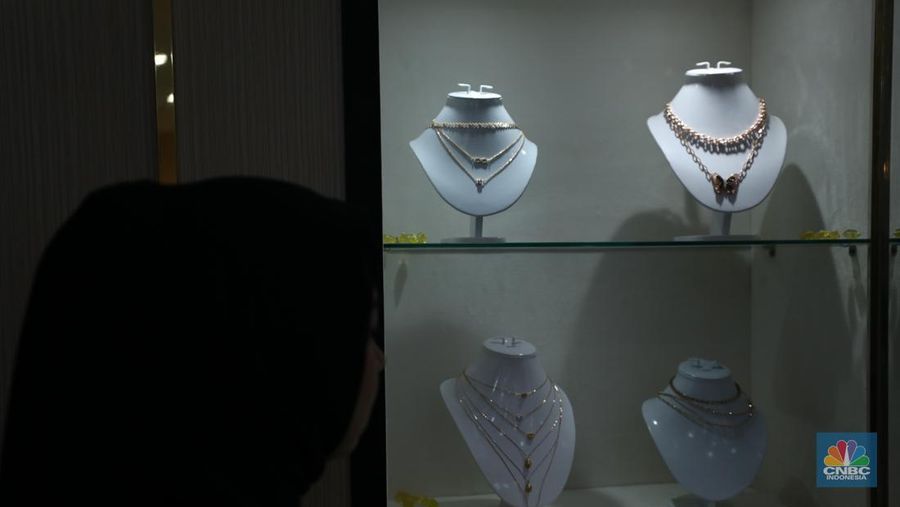 Warga melakukan transaksi pembelian emas di Pegadaian kawasan Jakarta, Jumat (19/5/2023). Warga melakukan transaksi pembelian emas di Pegadaian kawasan Jakarta, Jumat (19/5/2023). (CNBC Indonesia/Tri Susilo)