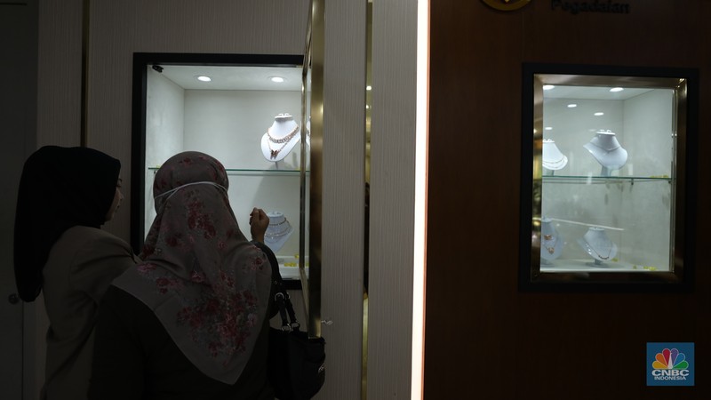 Warga melakukan transaksi pembelian emas di Pegadaian kawasan Jakarta, Jumat (19/5/2023). (CNBC Indonesia/Tri Susilo)
