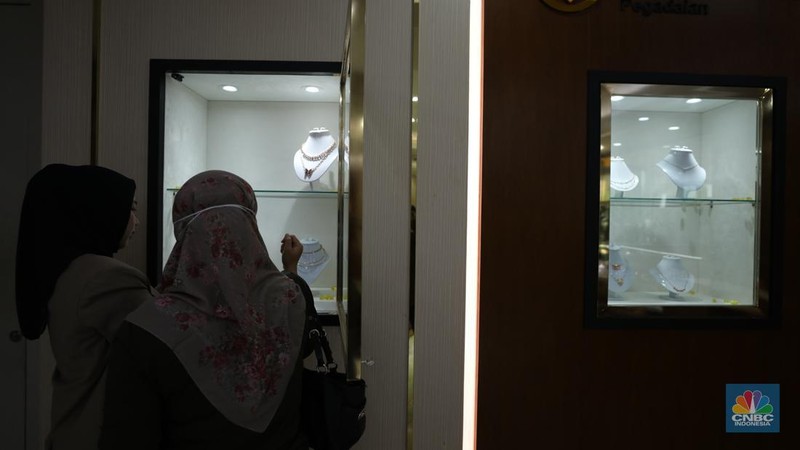 Warga melakukan transaksi pembelian emas di Pegadaian kawasan Jakarta, Jumat (19/5/2023). (CNBC Indonesia/Tri Susilo)