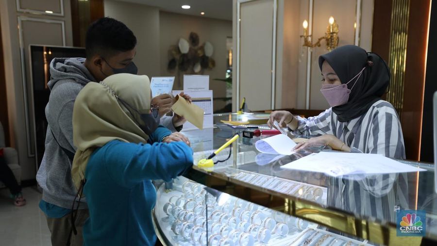 Warga melakukan transaksi pembelian emas di Pegadaian kawasan Jakarta, Jumat (19/5/2023). (CNBC Indonesia/Tri Susilo)