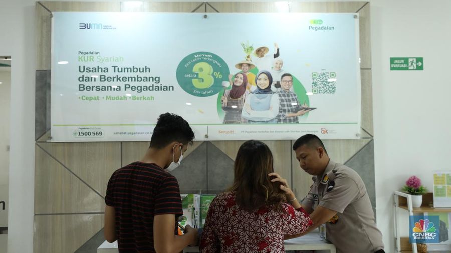 Warga melakukan transaksi pembelian emas di Pegadaian kawasan Jakarta, Jumat (19/5/2023). (CNBC Indonesia/Tri Susilo)