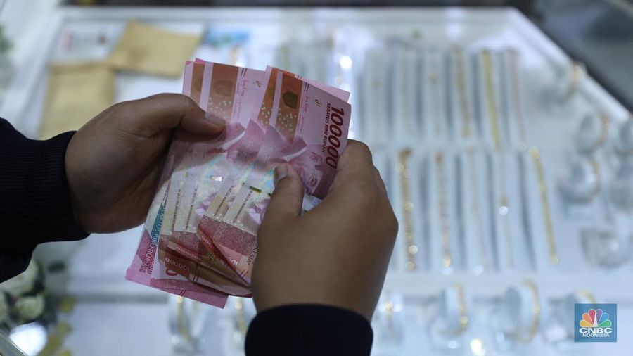 Warga melakukan transaksi pembelian emas di Pegadaian kawasan Jakarta, Jumat (19/5/2023). (CNBC Indonesia/Tri Susilo)
