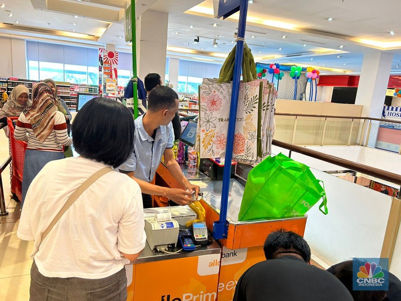 Antrean loket kasir Transmart Cempaka Putih mulai dipadati pengunjung. (CNBC Indonesia/Zefanya Aprilia)