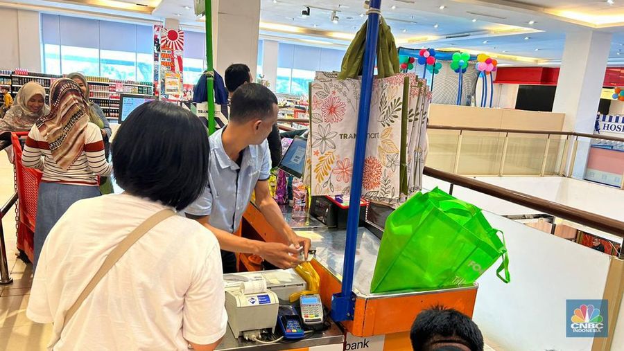 Antrean loket kasir Transmart Cempaka Putih mulai dipadati pengunjung. (CNBC Indonesia/Zefanya Aprilia)