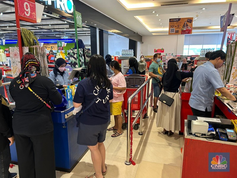 Antrean loket kasir Transmart Cempaka Putih mulai dipadati pengunjung. (CNBC Indonesia/Zefanya Aprilia)