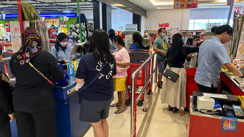 Antrean loket kasir Transmart Cempaka Putih mulai dipadati pengunjung. (CNBC Indonesia/Zefanya Aprilia)