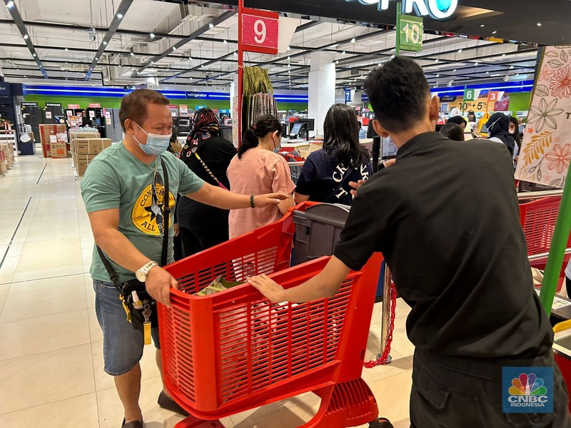 Antrean loket kasir Transmart Cempaka Putih mulai dipadati pengunjung. (CNBC Indonesia/Zefanya Aprilia)
