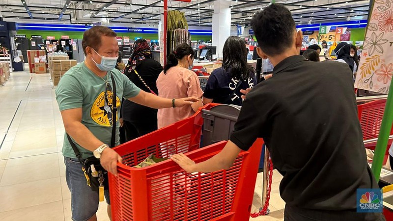 Antrean loket kasir Transmart Cempaka Putih mulai dipadati pengunjung. (CNBC Indonesia/Zefanya Aprilia)