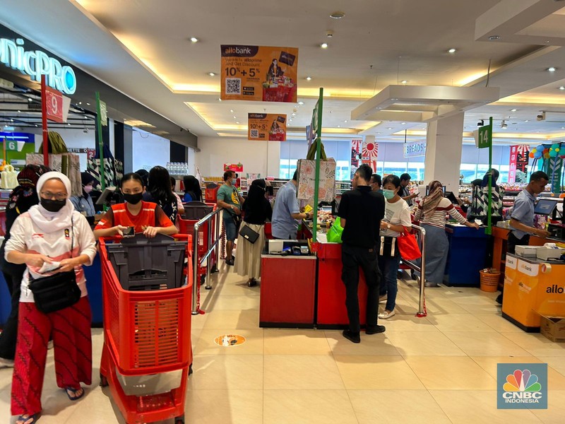 Antrean loket kasir Transmart Cempaka Putih mulai dipadati pengunjung. (CNBC Indonesia/Zefanya Aprilia)