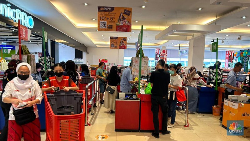 Antrean loket kasir Transmart Cempaka Putih mulai dipadati pengunjung. (CNBC Indonesia/Zefanya Aprilia)