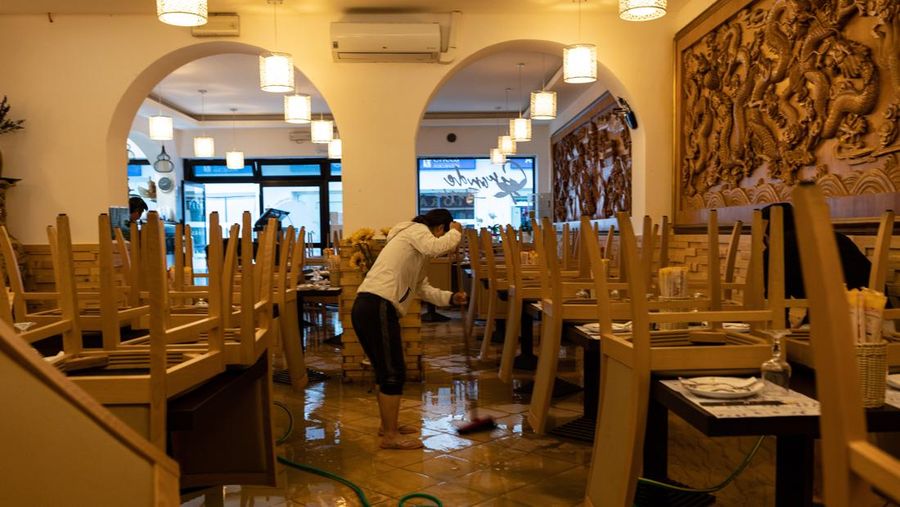 Warga membersihkan rumah mereka setelah hujan lebat menyebabkan banjir di wilayah Emilia Romagna utara Italia, pada 19 Mei 2023 di Faenza, Italia. Empat belas orang tewas dan ribuan orang telah dievakuasi dari rumah mereka setelah hujan deras menimbulkan kekacauan di wilayah Italia utara Emilia-Romagna, menyebabkan banjir dan tanah longsor yang parah. (Antonio Masiello/Getty Images)