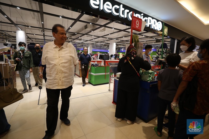 Founder and Chairman CT Corp Chairul Tanjung mengunjungi gelaran Transmart Full Day Sale di Transmart Cempaka Putih, Jakarta Pusat, Sabtu 20/5. (CNBC Indonesia/Tri Susilo) Founder and Chairman CT Corp Chairul Tanjung mengunjungi gelaran Transmart Full Day Sale di Transmart Cempaka Putih, Jakarta Pusat, Sabtu 20/5. (CNBC Indonesia/Tri Susilo)