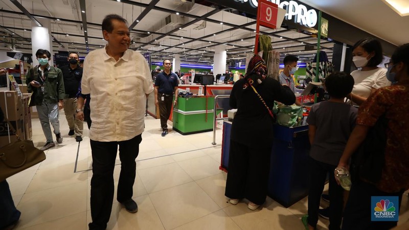 Founder and Chairman CT Corp Chairul Tanjung mengunjungi gelaran Transmart Full Day Sale di Transmart Cempaka Putih, Jakarta Pusat, Sabtu 20/5. (CNBC Indonesia/Tri Susilo)