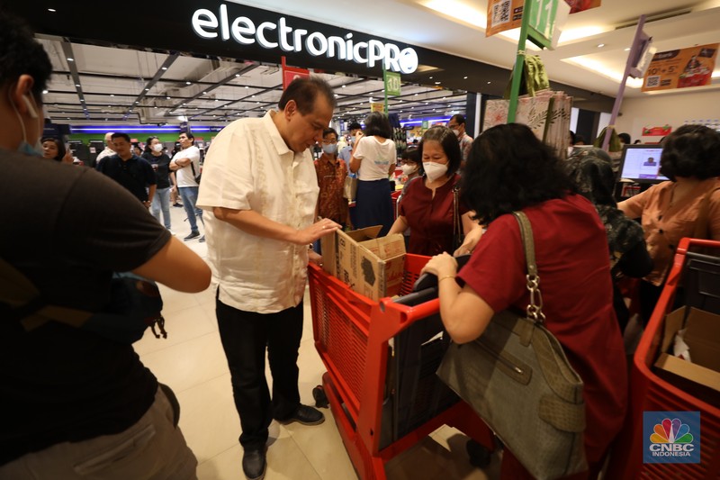 Founder and Chairman CT Corp Chairul Tanjung mengunjungi gelaran Transmart Full Day Sale di Transmart Cempaka Putih, Jakarta Pusat, Sabtu 20/5. (CNBC Indonesia/Tri Susilo) Founder and Chairman CT Corp Chairul Tanjung mengunjungi gelaran Transmart Full Day Sale di Transmart Cempaka Putih, Jakarta Pusat, Sabtu 20/5. (CNBC Indonesia/Tri Susilo)